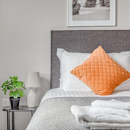 Contemporary 2 Bedroom Apt, Town Centre By Tent Serviced Apartments เชิร์ทซีย์ ภายนอก รูปภาพ