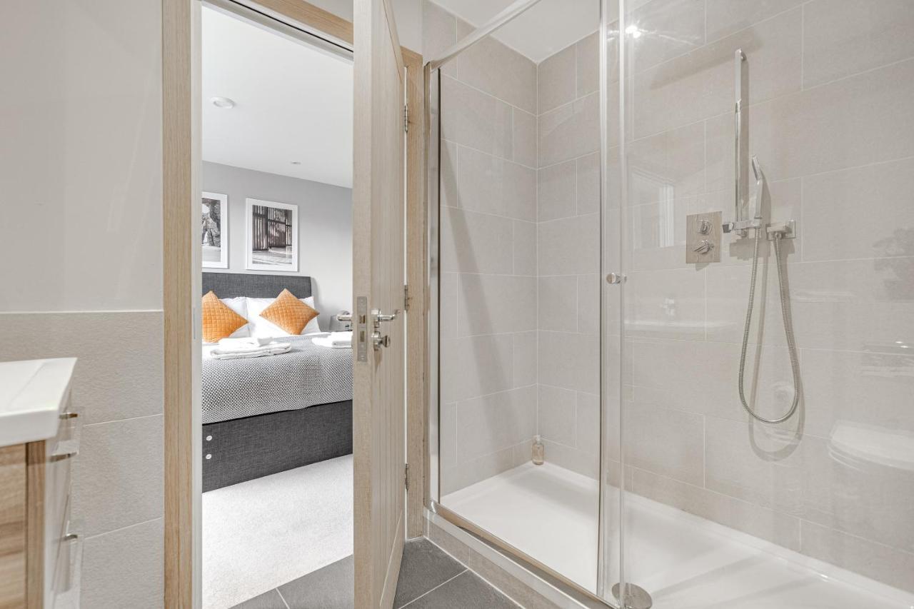 Contemporary 2 Bedroom Apt, Town Centre By Tent Serviced Apartments เชิร์ทซีย์ ภายนอก รูปภาพ